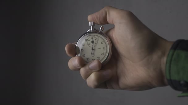 Primo piano di una persona che avvia un cronometro su sfondo grigio. 4K, 10 bit, 4: 2: 2
. - Filmati, video