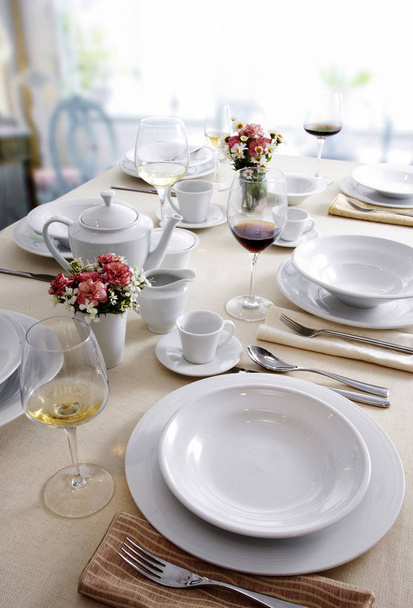 Kiszolgált éttermi asztal fehér edények, evőeszközök és wineglasses  - Fotó, kép