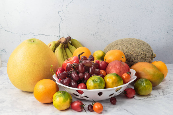 Una variedad de frutas frescas
 - Foto, Imagen
