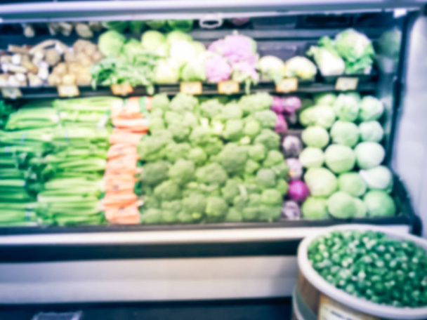 Vintage tono difuminado abstracta amplia selección de verduras frescas en la pantalla más fresca en la tienda de comestibles. Fondo desenfocado productos orgánicos crudos en los estantes de supermercados
 - Foto, Imagen