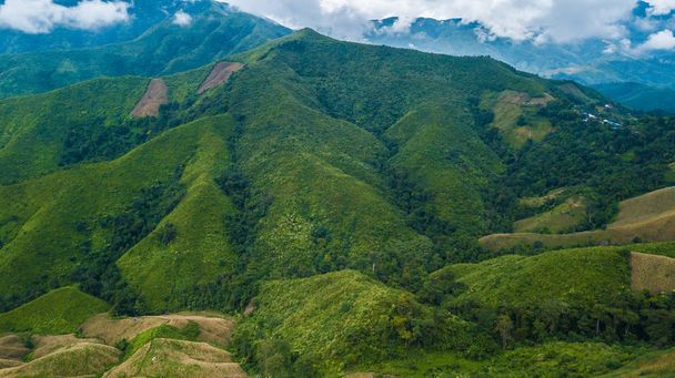 Вид на гірський хребет ліс та хмара, красивою природою в Дої phu Кха Національний парк, провінція Nan, Таїланд - Фото, зображення