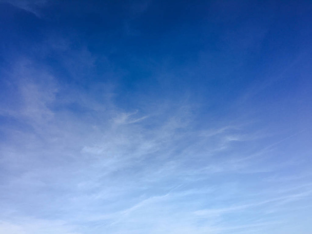 Прекрасне блакитне небо з фоном хмар. Небесні хмари. Небо з хмарами погода природа хмарний синій. Блакитне небо з хмарами і сонцем
. - Фото, зображення