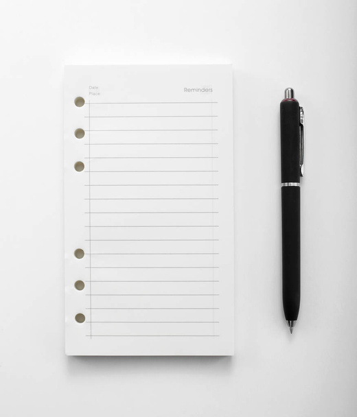 Zbliżenie z notatnika firmy z piórem na białym tle - Zdjęcie, obraz