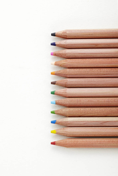 Крупним планом барвисті олівці ізольовані на білому тлі
 - Фото, зображення