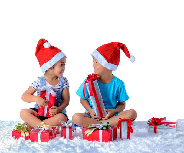 Porträt von glücklichen kleinen asiatischen Jungen und Mädchen mit vielen Geschenkboxen isoliert auf weißem Hintergrund mit Clipping-Pfad - Foto, Bild