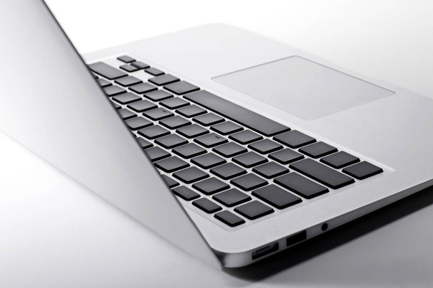 Nahaufnahme von modernen Laptop isoliert auf weiß - Foto, Bild