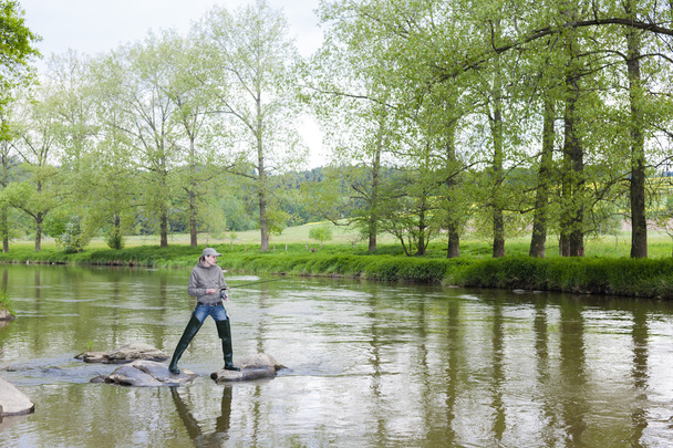 mujer pescando en el río Sazava, República Checa
 - Foto, imagen
