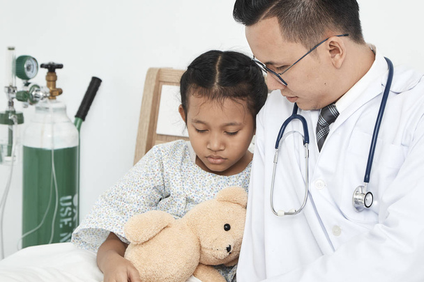 Opieki, lekarz z gospodarstwa czerwone serce stetoskop i dziecko dziewczynka w pacjenta pokoju, opieki zdrowotnej i medycyny pojęcie - świadomości raka dziewczyna - Zdjęcie, obraz