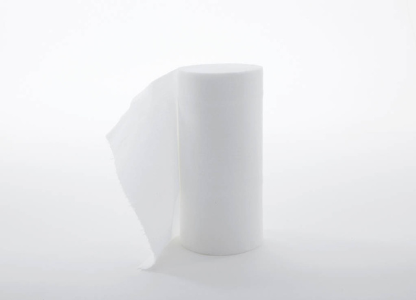 Primer plano de los rollos de papel blanco aislados sobre fondo blanco
  - Foto, imagen