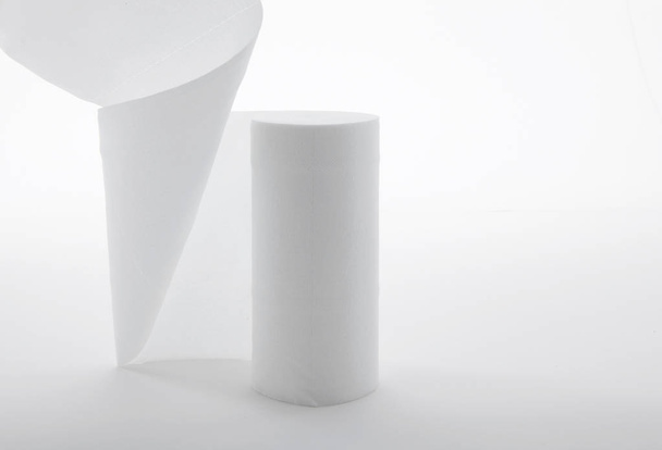 Gros plan de rouleaux de papier blanc isolés sur fond blanc
  - Photo, image