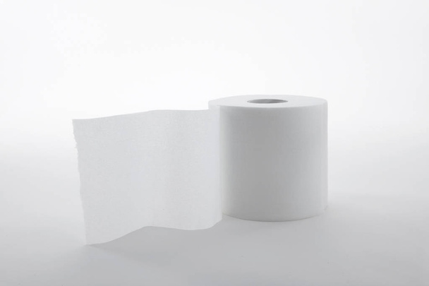 Fechar os rolos de papel branco isolados sobre fundo branco
  - Foto, Imagem