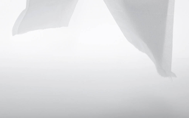 Zbliżenie białych serwetek papierowych na białym tle  - Zdjęcie, obraz