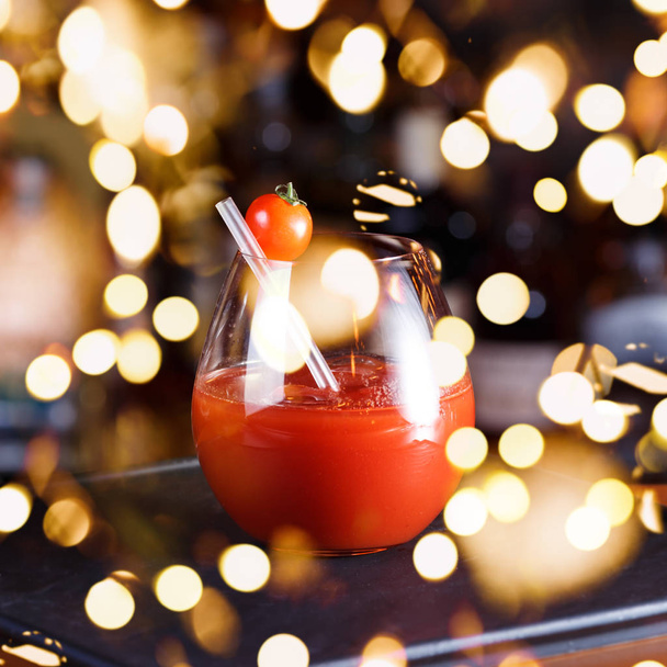 Bloody Mary of Ceasar cocktail aan de bar teller. Klassieke cocktail. Donkere achtergrond. Vierkante, vet licht bokeh - Foto, afbeelding