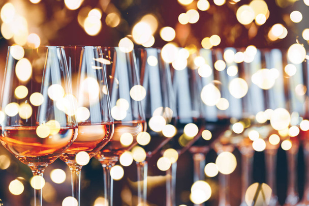 Copas de vino seguidas. Mesa Buffet celebración de la cata de vinos. Vida nocturna, celebración y concepto de entretenimiento. Horizontal, imagen en tonos fríos, luces brillantes fondo bokeh
 - Foto, Imagen