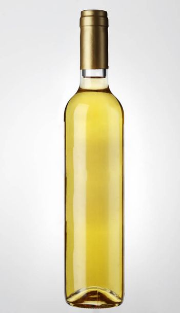 üveg fehér bort, elszigetelt fehér háttér felett - Fotó, kép