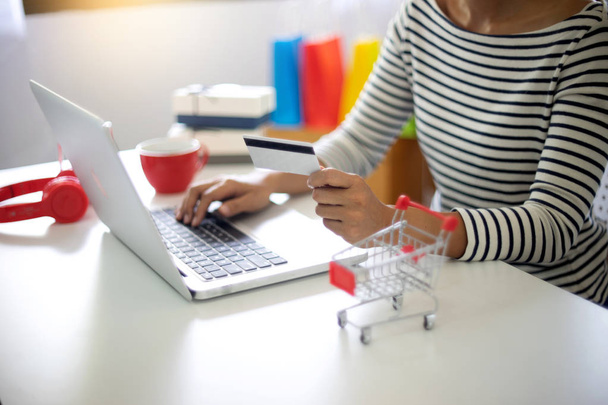 nő ül a számítógép asztal dolgozik a bevásárlás online eladó és vásárlás-rendelés - Fotó, kép