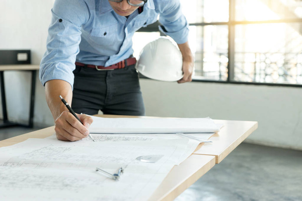 architecte ou ingénieur travaillant sur table montrent main dans la main pour un projet d'entreprise
 - Photo, image