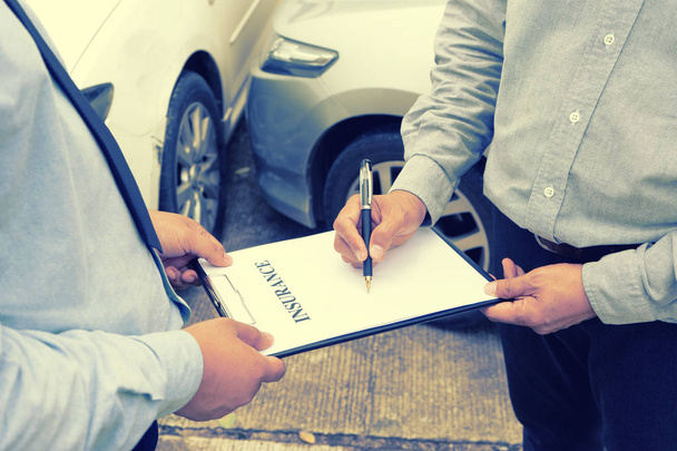 Na estrada acidente de carro agente de seguros examinando proprietário do acidente de carro e pessoal de seguros fazer formulário em papel
 - Foto, Imagem