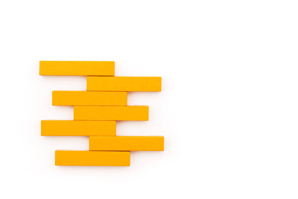 Leiderschap business concept. geel houten blok stapelen op witte achtergrond - Foto, afbeelding