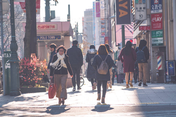 SAPPORO HOKKAIDO, JAPÃO - NOV 2018: pessoas andando na rua na hora de ponta no distrito de Susukino na temporada de inverno
 - Foto, Imagem