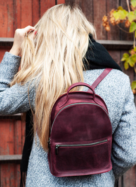hermosa chica caucásica con una mochila de cuero
 - Foto, imagen