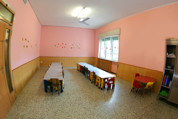 всередині шкільної кімнати дитячої школи без дітей, але з багатьма столами та стільцями
 - Фото, зображення