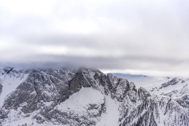 Incroyable vue sur la montagne couverte de neige duveteuse
 - Photo, image