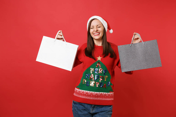 Šťastná dívka Santa, udržet oči zavřené, balíčky tašky s nákupy po nakupování izolované na červeném pozadí. Šťastný nový rok 2019 oslavu dovolenou stranou koncept. Vysmívat se kopie prostor - Fotografie, Obrázek