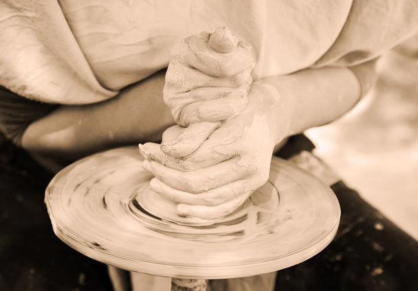 Travailler sur la roue de poterie
 - Photo, image