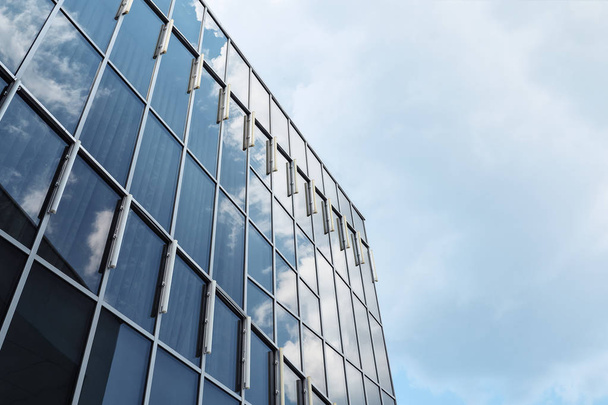 Paredes de vidro de um edifício de escritório
 - Foto, Imagem