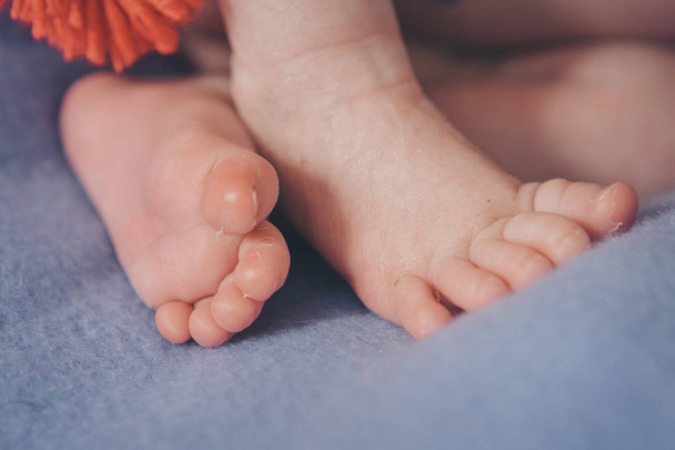de voeten van een close-up van de pasgeboren baby - Foto, afbeelding