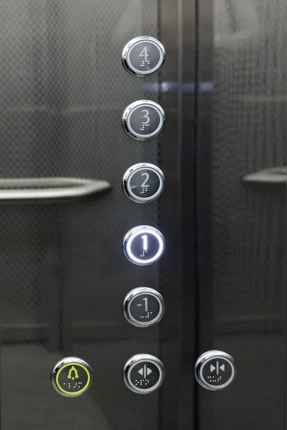 Інтер'єр і крупним планом металеві кнопки в ліфті
 - Фото, зображення
