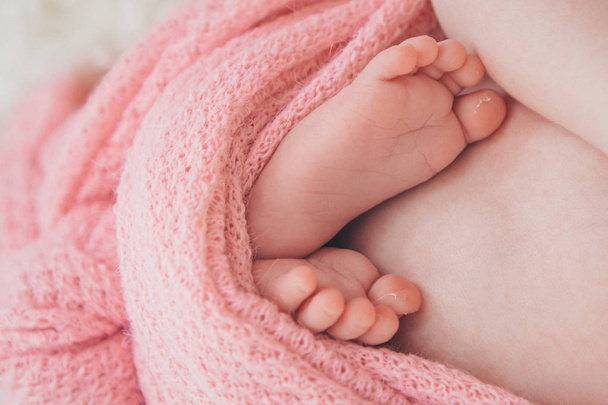 Baby's feet wrapped in blanket , close up - Zdjęcie, obraz