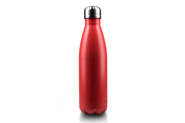 Kırmızı Paslanmaz termomineral su şişesi, yakın çekim, boş mockup beyaz arka plan üzerinde izole. - Fotoğraf, Görsel