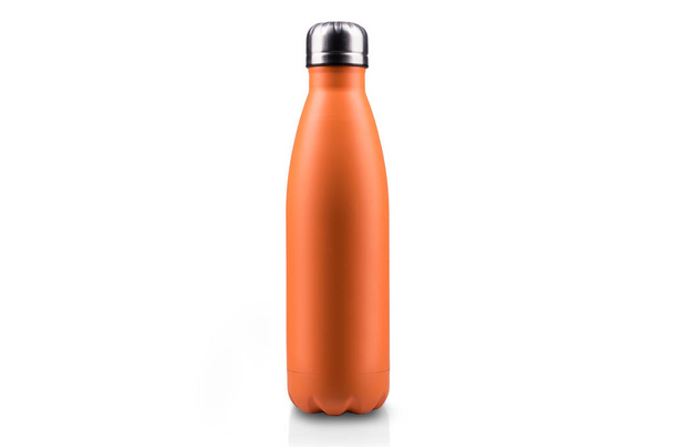 Oranje RVS thermo waterfles, close-up, lege mockup geïsoleerd op witte achtergrond. - Foto, afbeelding