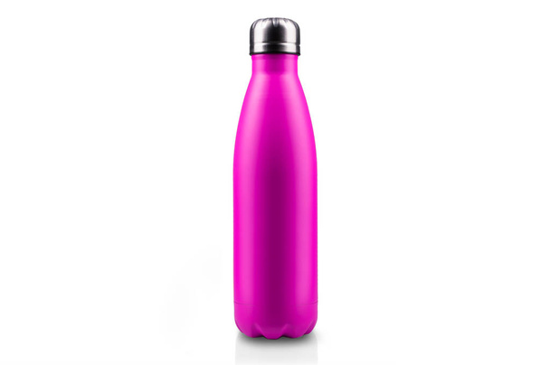 Różowy butelka wody ze stali nierdzewnej thermo, zbliżenie, pusty makieta na białym tle. - Zdjęcie, obraz
