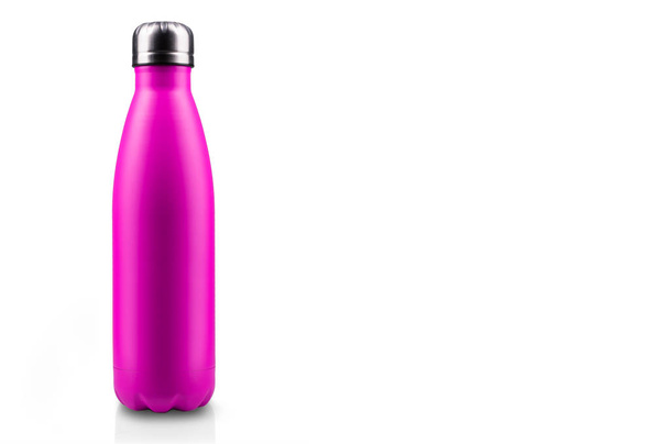 Rózsaszín thermo rozsdamentes vizes palackot, közelkép, üres makett elszigetelt fehér background. - Fotó, kép