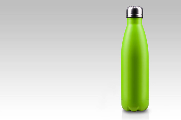 Világos zöld rozsdamentes thermo vizes palackot, közelkép, üres makett elszigetelt fehér background. - Fotó, kép