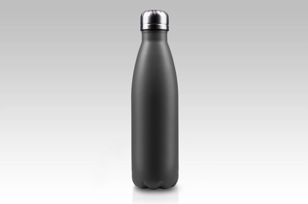 Пустой из нержавеющей термоводы бутылка крупным планом изолированы на белом фоне
 - Фото, изображение