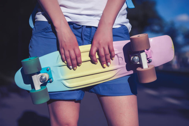  girl holding  penny board, close up - Foto, imagen