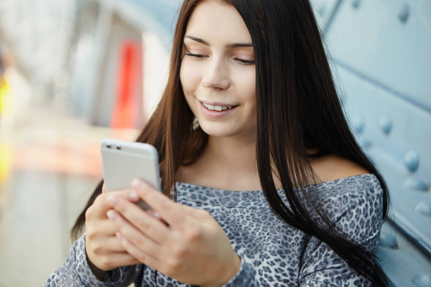  young beautiful  woman holding  modern smartphone, close up - Foto, afbeelding