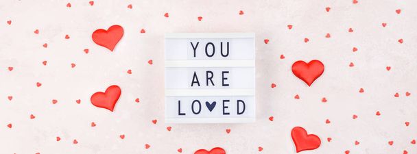 Kreatív Valentin-nap romantikus összetétele lapos feküdt felülnézet szeretet ünnep ünnepe a piros szív lightbox rózsaszín háttér másol hely sablon üdvözlőlap szöveg tervezés szociális média blogjainak - Fotó, kép
