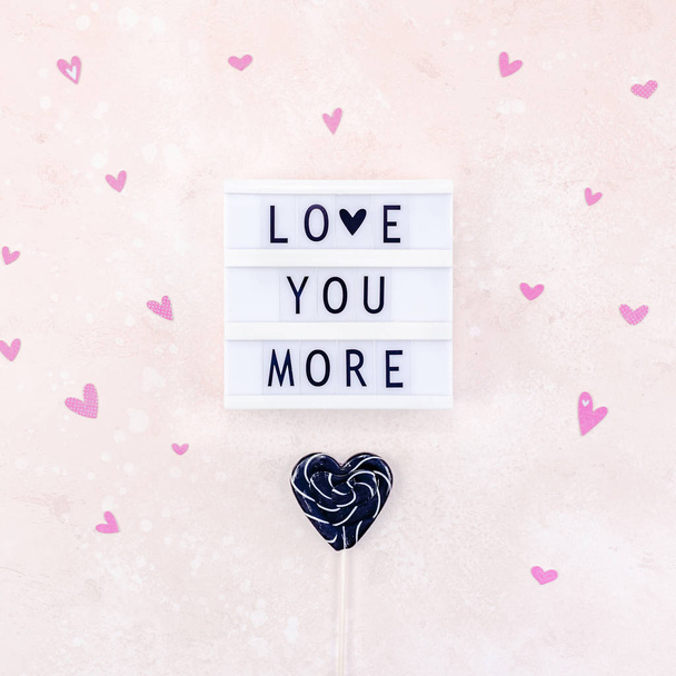 Creative Valentine Day romanttinen koostumus tasainen lay top näkymä rakkaus loma juhla musta sydän valolaatikko vaaleanpunainen tausta kopioi tilaa Malli tervehdys kortin tekstin suunnittelu sosiaalisen median blogit
 - Valokuva, kuva
