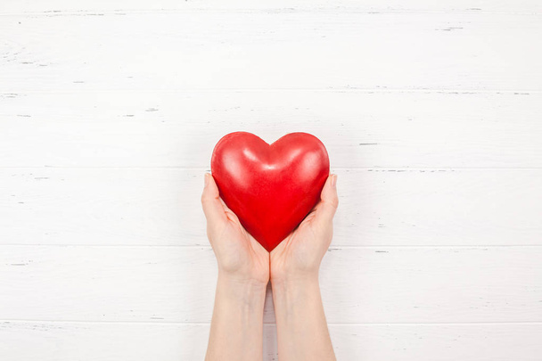 Creative Valentine Day romanttinen koostumus tasainen lay top näkymä rakkaus loma juhla punaisella sydämellä käsissä valkoinen puinen tausta kopioi tilaa Malli tervehdys kortin tekstin suunnittelu sosiaalisen median blogit
 - Valokuva, kuva