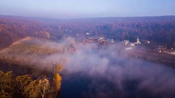 Letecký pohled na jezero a Thiganeshty klášter v mlze. Podzimní krajina. Moldavsko. - Fotografie, Obrázek