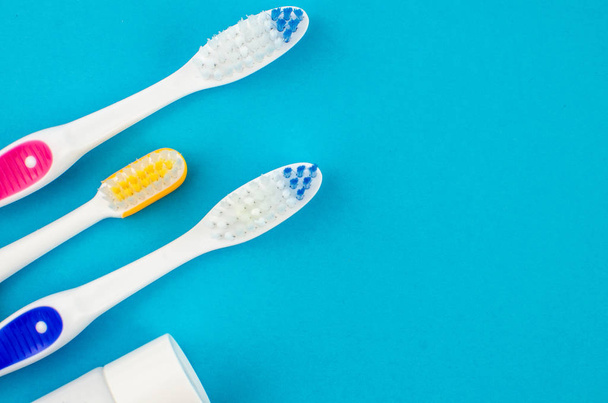 pasta de dentes e escova em um fundo azul com lugar para texto. Saúde, limpeza e beleza
 - Foto, Imagem