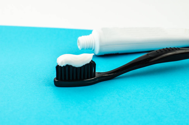pasta de dientes y cepillo sobre un fondo azul con lugar para el texto. Salud, limpieza y belleza
 - Foto, Imagen