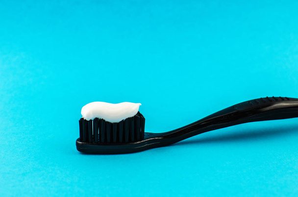 зубная паста и кисть на синем фоне с местом для текста. Здоровье, чистота и красота
 - Фото, изображение