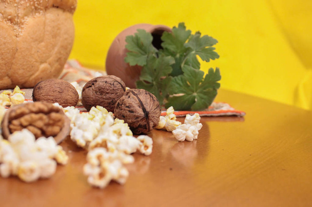 Elementy tradycyjne święta bułgarskiej - chleb pita, papryki, orzechy włoskie, popcorn i kilka geranium - Zdjęcie, obraz