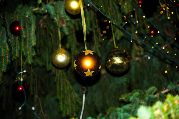 ramas de abeto verde árbol de Navidad con juguetes decorativos
  - Foto, Imagen